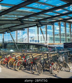 Biciclette Parcheggio presso l'aeroporto di Kastrup al tramonto, Copenhagen, Danimarca Foto Stock