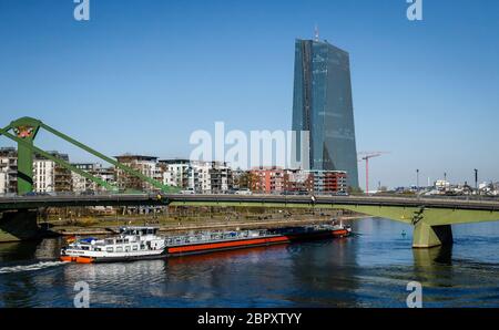 Francoforte sul meno, Assia, Germania - BCE Banca centrale europea, Banca centrale europea, di fronte a un'imbarcazione interna sul meno. Francoforte sul meno, Hessen Foto Stock