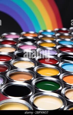 Barattoli di vernice di colore e la tavolozza di colori dell'Arcobaleno Foto Stock