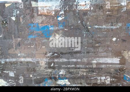 Vecchi manifesti stracciati. Ideale per i concetti e gli sfondi. Foto Stock