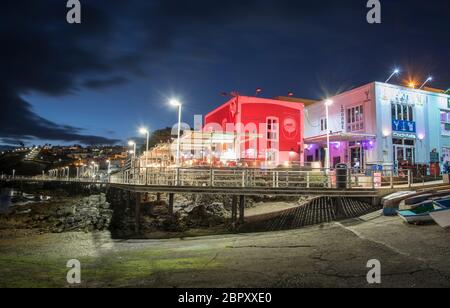 Ristoranti del porto di notte a Puerto del Carmen, Lanzarote, Isole Canarie, Spagna Foto Stock