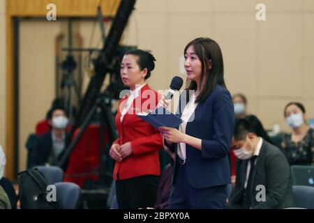 (200520) -- PECHINO, 20 maggio 2020 (Xinhua) -- UN giornalista pone una domanda durante una conferenza stampa della terza sessione del 13° Comitato Nazionale della Conferenza consultiva politica popolare Cinese (CPPCC) attraverso un collegamento video a Pechino, capitale della Cina, 20 maggio 2020. Il Comitato nazionale del CPPCC ha tenuto una conferenza stampa mercoledì pomeriggio, in vista della sessione annuale del principale organo consultivo politico. Guo Weimin, portavoce della terza sessione del 13° Comitato Nazionale del CPPCC, ha informato i media della sessione e ha preso domande tramite link video a causa di una pausa epidemica Foto Stock