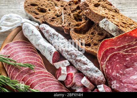 Diversi tipi di salame con dark-pane di segale Foto Stock