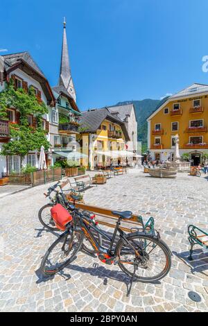 Vista di Marktplatz nel villaggio di Hallstatt, regione Salzkammergut delle Alpi, Salisburgo, Austria, Europa Foto Stock