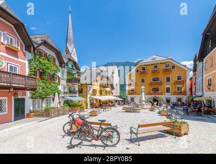 Vista di Marktplatz nel villaggio di Hallstatt, regione Salzkammergut delle Alpi, Salisburgo, Austria, Europa Foto Stock