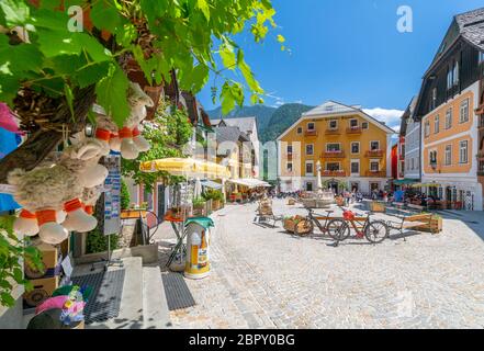 Vista di Marktplatz nel villaggio di Hallstatt, regione Salzkammergut delle Alpi, Salisburgo, Austria, Europa Foto Stock