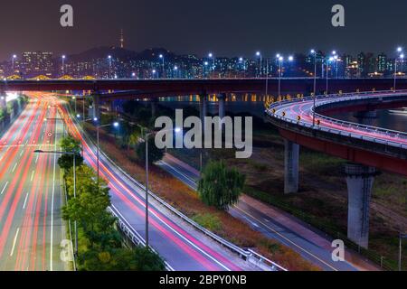 Seoul, Corea del Sud, 05 novembre 2013:- traffico cittadino di Seoul di notte Foto Stock