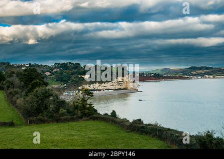 Vista da scogliere di birra guardando sopra il villaggio e la spiaggia di ingresso Foto Stock