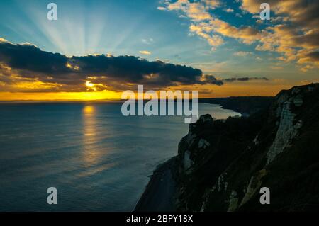 Tramonto sulla scogliera tra birra e Branscombe guardando giù al undercliff ad un'area nota come Castello di roccia. Foto Stock