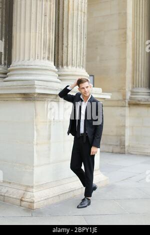 Bella giovane avvocato indossare gonna nera, tradizionale andina con  Camicetta Collana, ponendo permanente per la telecamera, sorridente  felicemente Foto stock - Alamy