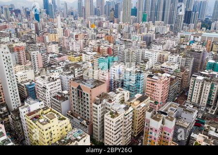 Kowloon City, Hong Kong 28 Agosto 2018:- Vista dall'alto della città di Hong Kong in serata Foto Stock