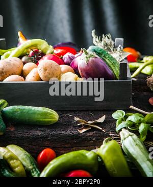 Verdure su legno. Gli ortaggi biologici in ambiente rustico. Il cibo fresco. Verdure sane Foto Stock