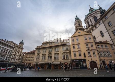 PRAGA, CZECHIA - 2 NOVEMBRE 2019: Panorama di piazza Malostranske namesti, nel quartiere di mala strana, con turisti che passano e facciate barocche, in Foto Stock