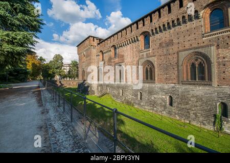 Vista del Castello Sforzesco in una luminosa giornata di sole, Milano, Lombardia, Italia, Europa Foto Stock