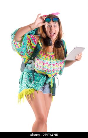 Ragazza escursionista con tablet isolato in bianco, trekking e stile di vita di viaggio concetto Foto Stock