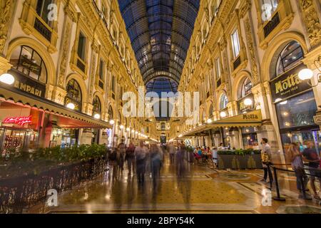 Vista interna della Galleria Vittorio Emanuele II accesa al crepuscolo, Milano, Lombardia, Italia, Europa Foto Stock