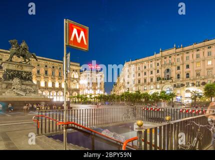 Vista della Statua di Vittorio Emanuele II e ingresso della metropolitana in Piazza del Duomo al tramonto, Milano, Lombardia, Italia, Europa Foto Stock