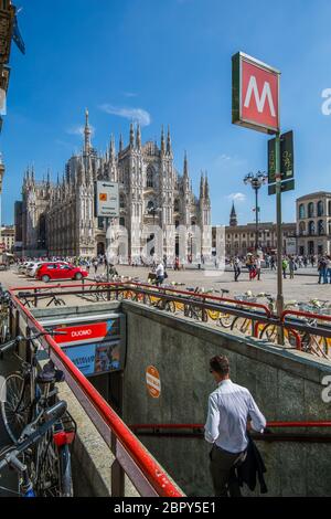 Vista del Duomo di Milano e l'entrata della metropolitana in Piazza del Duomo in una giornata di sole, Milano, Lombardia, Italia, Europa Foto Stock