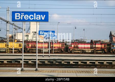 BRECLAV, CZECHIA - 16 MARZO 2013: Locomotive per il trasporto merci da CD cargo in attesa vicino ai binari della stazione ferroviaria di confine di breclav, tra Foto Stock