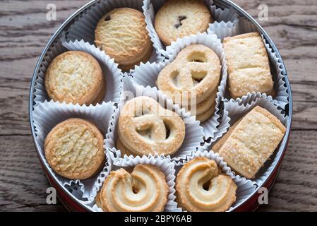 Biscotti danesi al burro in una scatola rossa di lattina di Natale con  fiocchi di neve e cervi. Biscotti con torta di tè durante la vacanza Foto  stock - Alamy