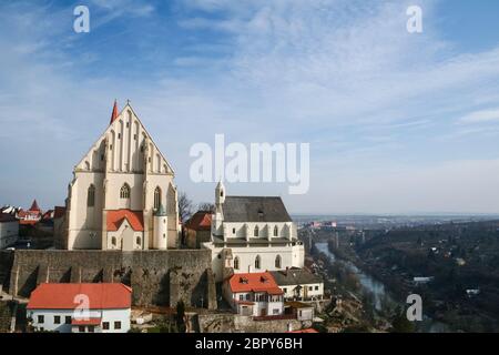 Panorama della città vecchia di Znojmo nella Repubblica Ceca, & la chiesa di San Nicola, o Kostel Svateho Mikulase & vecchi edifici medievali con il fiume Thaya i Foto Stock
