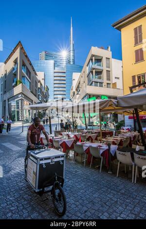 Vista di edifici nei pressi di Porta Nuova da Via Vincenzo Caprelli, Milano, Lombardia, Italia, Europa Foto Stock