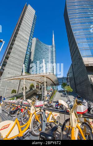 Vista degli edifici vicino porta Nuova e dei cicli di affitto della città, Milano, Lombardia, Italia, Europa Foto Stock