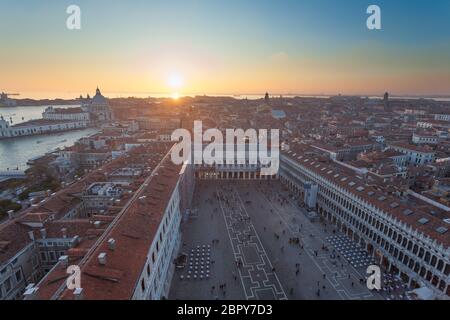 Vista aerea di Venezia all'alba, Italia. Piazza San Marco. Punto di riferimento italiano Foto Stock