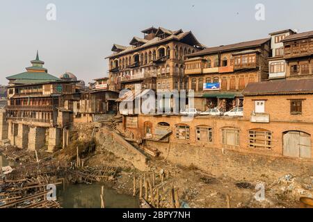 Vista di vecchie case storiche sulle rive del fiume Jhelum nella città di Srinagar in Kashmir Foto Stock