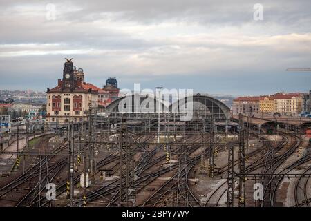 Praga, CECHIA - 2 NOVEMBRE 2019: Sala principale della stazione ferroviaria principale di Praga, Praha Hlavni Nadrazi, con piattaforme, rotaie e treni. È il più impor Foto Stock