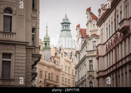 Tipica facciata austro-ungarica di un appartamento barocco edificio residenziale in una strada della città vecchia, il centro storico di Praga, Repubblica Ceca, Foto Stock