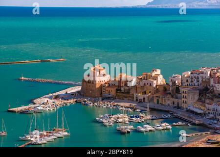 Bella vista aerea della fortezza medievale in Cala Marina, Porto nella città costiera di Castellammare del Golfo al mattino, Sicilia, Italia Foto Stock