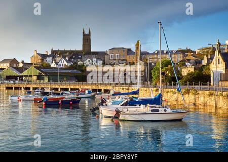 Sole mattutino sul porto di Penzance, Cornovaglia Foto Stock