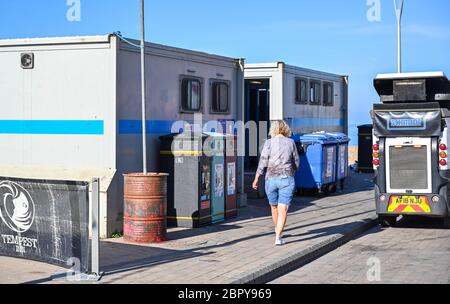 Brighton UK 20 maggio 2020 - i servizi igienici pubblici temporanei sono aperti lungo il lungomare di Brighton oggi in una giornata di sole con le previsioni di temperature per raggiungere gli alti 20 in alcune parti della Gran Bretagna oggi durante la crisi pandemica di Coronavirus COVID-19 . Credit: Simon Dack / Alamy Live News