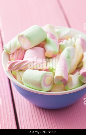 Dolci marshmallows colorati nella ciotola. Foto Stock