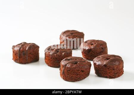 Mini torte al cioccolato con ripieno al lampone Foto Stock