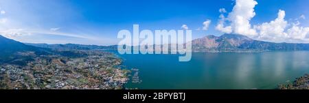 Vista panoramica aerea del lago vulcanico Batur a Bali, Indonesia Foto Stock