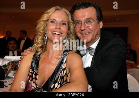Unesco Benefiz-Gala in Köln 2008 - Moderatorin Katja Burkard mit Ehemann Hans Mahr. Foto Stock
