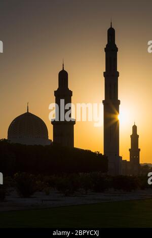 Vista della Grande Moschea del Sultano Qaboos al tramonto, Mascate, Oman Medio Oriente, Asia Foto Stock