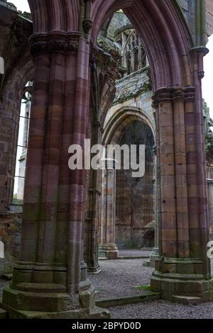 Rovine di Melrose Abbey, Scottish Borders, Scozia, Regno Unito: Il transetto Foto Stock