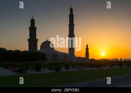 Vista della Grande Moschea del Sultano Qaboos al tramonto, Mascate, Oman Medio Oriente, Asia Foto Stock