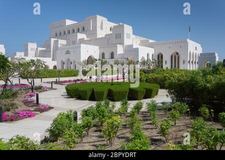 Vista esterna del Teatro dell'Opera di Mascate, Mascate, Oman, Medio Oriente, Asia Foto Stock