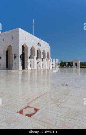 Vista esterna del Teatro dell'Opera di Mascate, Mascate, Oman, Medio Oriente, Asia Foto Stock