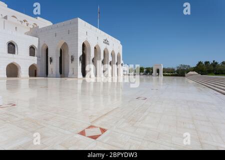 Vista esterna del Teatro dell'Opera di Mascate, Mascate, Oman, Medio Oriente, Asia Foto Stock