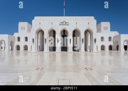 Vista esterna del Teatro dell'Opera di Mascate, Mascate, Oman, Medio Oriente, Asia Foto Stock