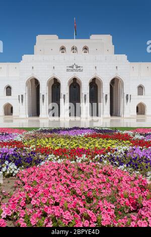 Vista esterna del Teatro dell'Opera di Mascate, Mascate, Oman, Medio Oriente, Asia Foto Stock