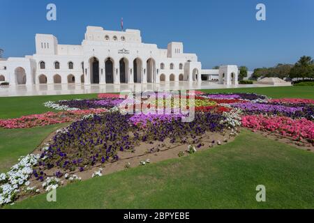 Vista esterna del Teatro dell'Opera di Mascate, Mascate, Oman, Medio Oriente, Asia Foto Stock