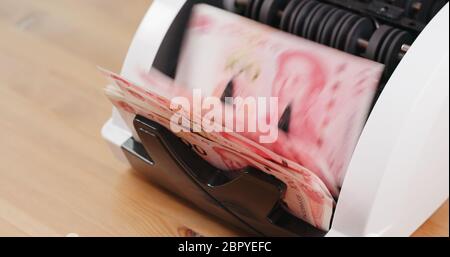 Conteggio di denaro per banconote cinesi Foto Stock