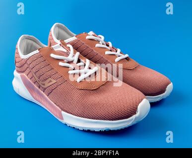 Mosca, Russia - Maggio 15. 2020 sneaker Ascot in tessuto marrone su sfondo blu Foto Stock