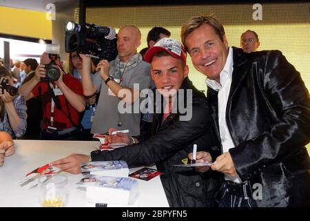 IAA 2011 - Der deutsche Musiker und Musikproduzent Dieter Bohlen (rechts) und Sänger Pietro Lombardi (links) während einer Autogrammstunde auf der IAA a Francoforte. Foto Stock